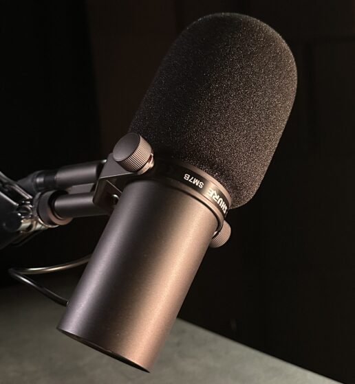 Mikrofon Shure SM7B wykorzystywany do nagrań podcastu w Studiu Pogłoska
